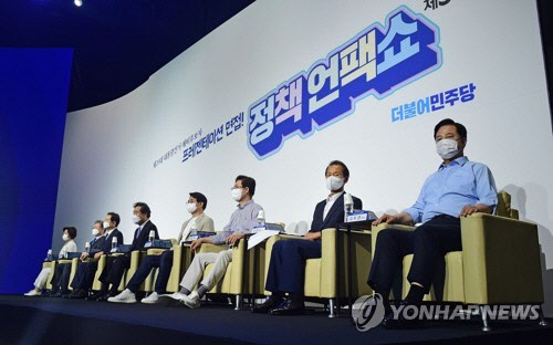 제20대 대통령선거 더불어민주당 경선 후보자들이 7일 경기도 파주시 한 스튜디오에서 열린 대선 후보 정책 언팩쇼에 참석하고 있다. 왼쪽부터 추미애, 이재명, 정세균, 이낙연, 박용진, 양승조, 최문순, 김두관 후보. [국회사진기자단]